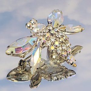 Vintage Dorothy Bauer bee pin brooch silvertone aroura borealis